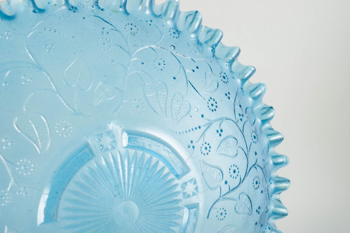 Coupe en verre pressé bleu clair, bord festonné et décor floral, début du XXe siècle photo Décoration