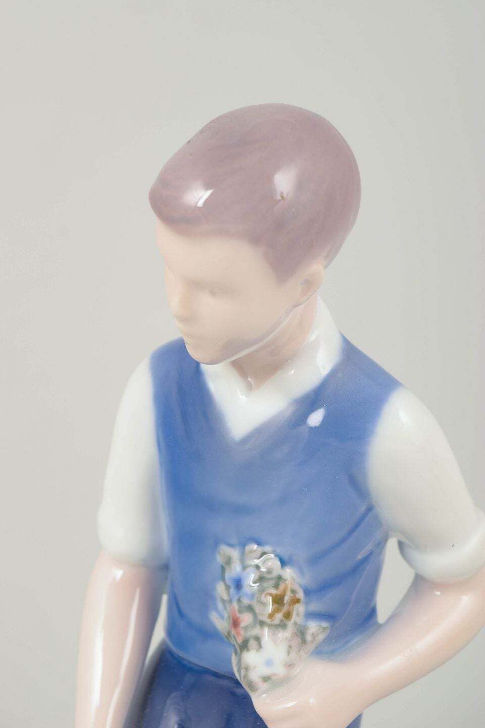 Bing & Grøndahl. Figurine en porcelaine, garçon agenouillé aux fleurs, années 1960/70. photo furniture