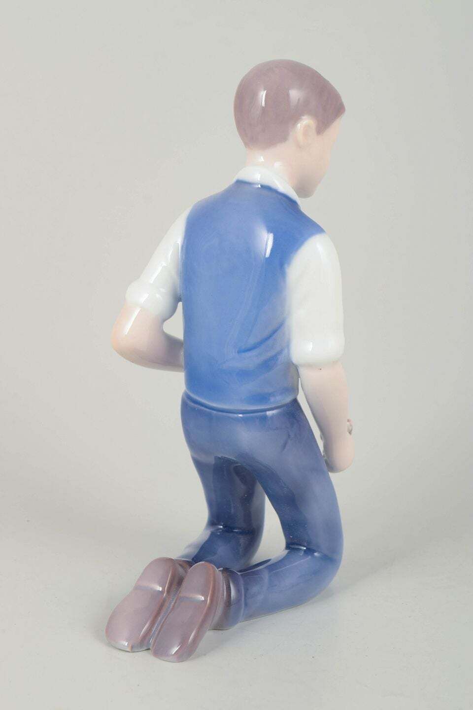 Bing & Grøndahl. Figurine en porcelaine, garçon agenouillé aux fleurs, années 1960/70. photo for sale