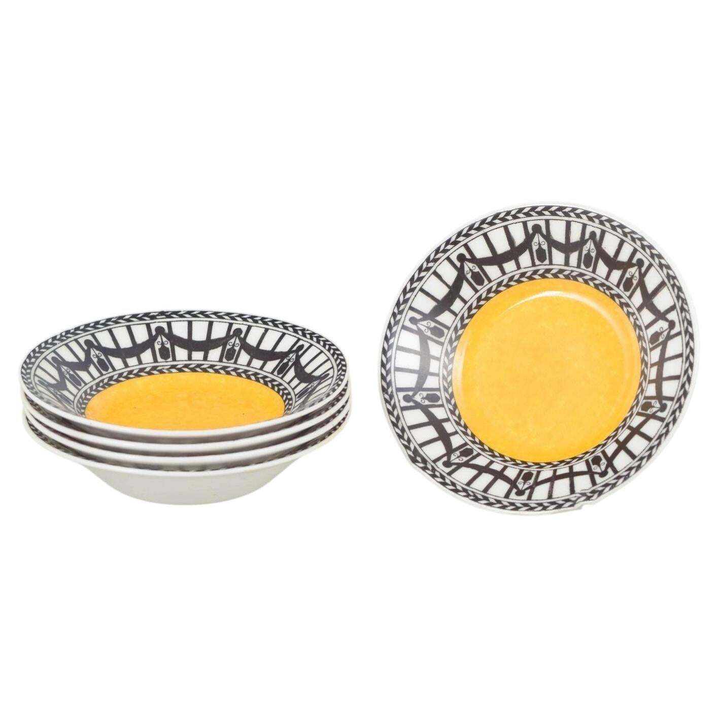 Royal Worcester. Vijf Faience Schalen Met Geel Centrum En Decoratieve Rand.