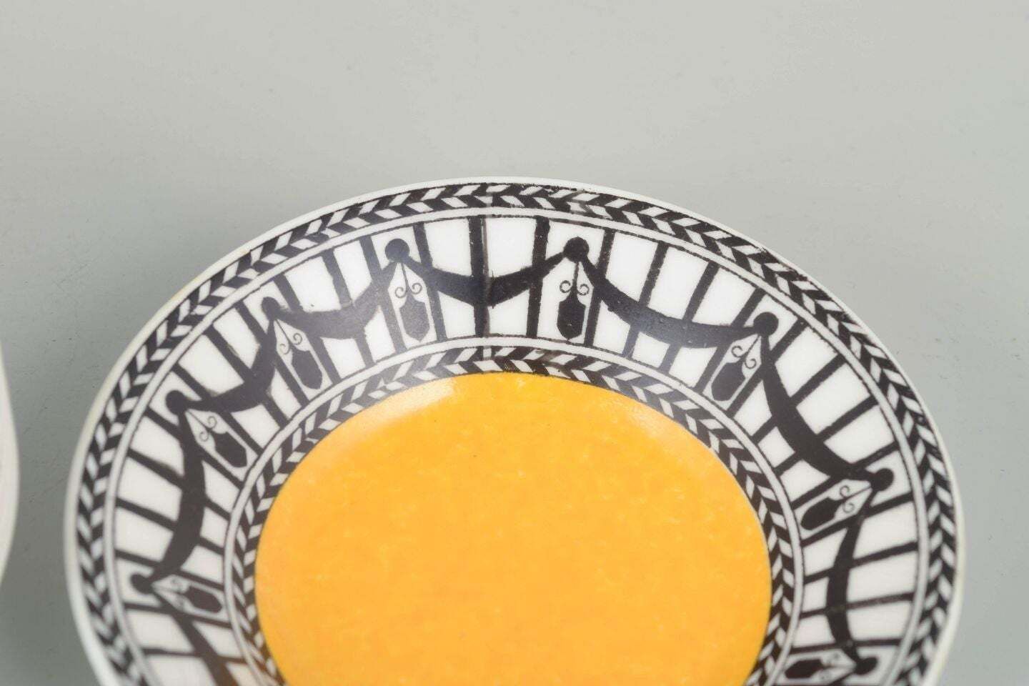 Royal Worcester. Cinq bols en faïence à centre jaune et bordure décorative. photo for sale