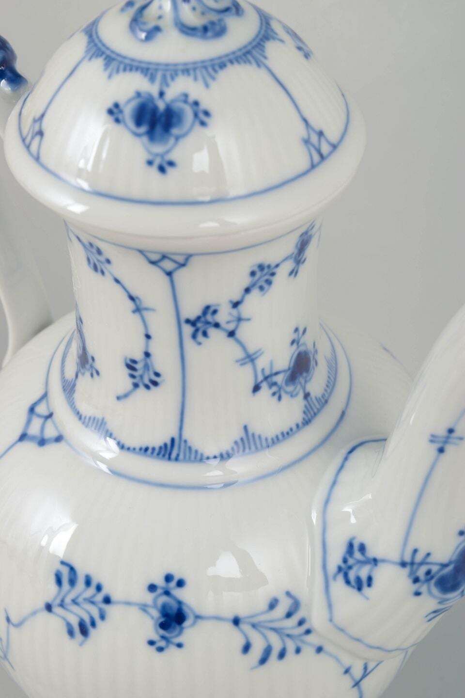 Royal Copenhagen, Blue Fluted Plain. Cafetière en porcelaine. Datée de 1958 photo for sale