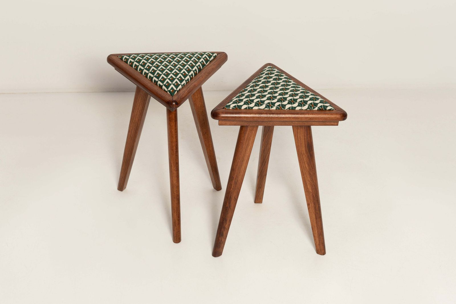 Twee mid-century driehoekige krukken, groen en wit art deco jacquard, Europa, 1960 photo furniture