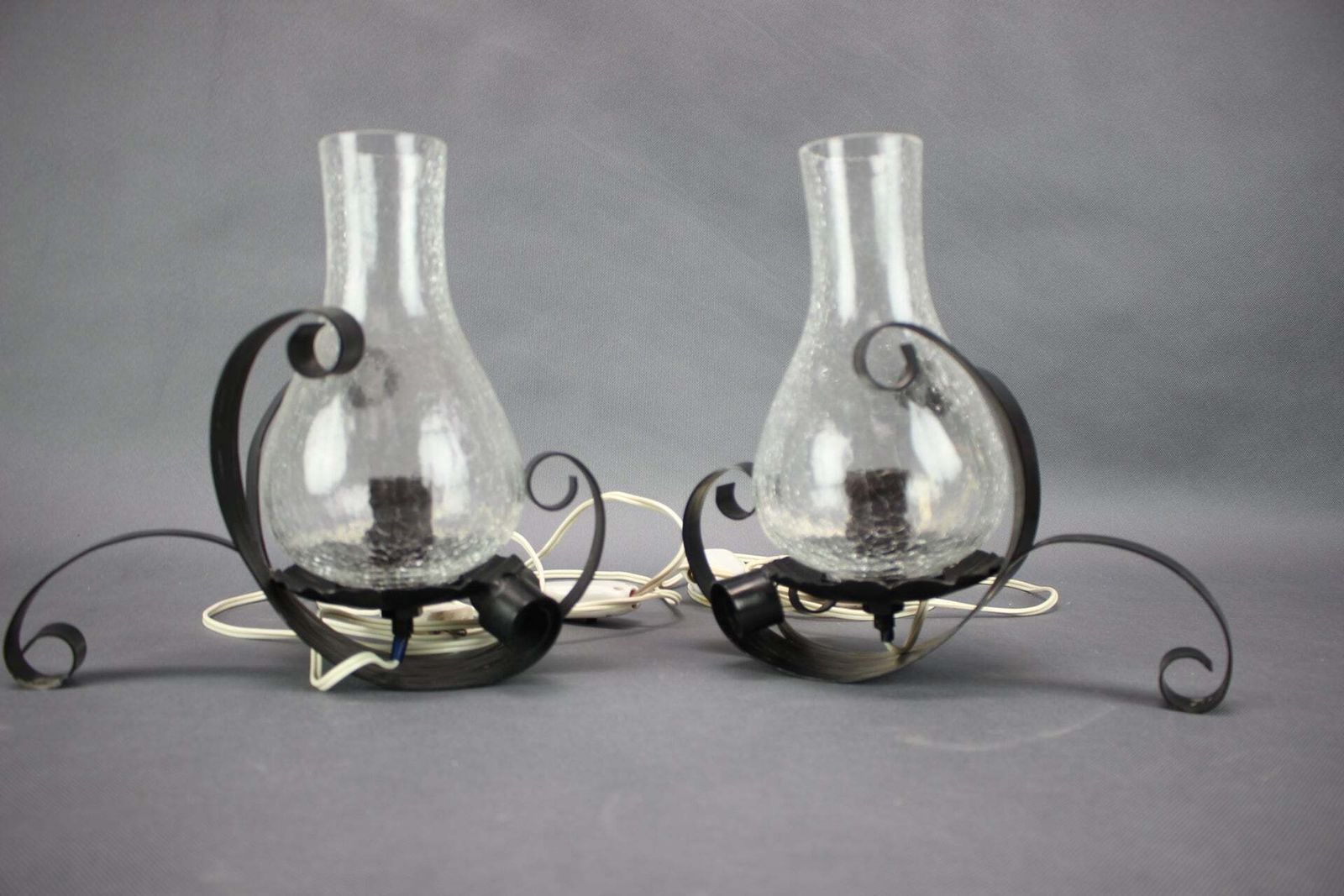 Paire de lampes de table tchécoslovaques en verre craquelé avec armatures en fer forgé, années 1950 photo for sale