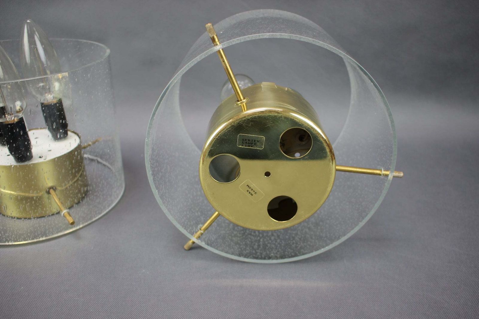 Paar Duitse plafondlampen van messing en gestructureerd glas, jaren 1970 photo buy