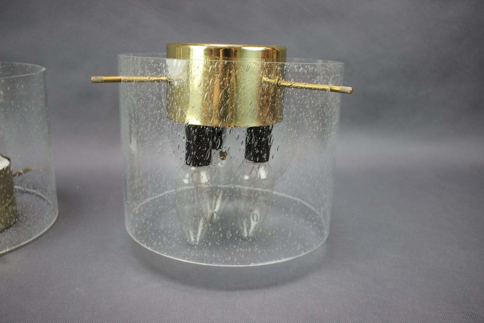 Paar Duitse plafondlampen van messing en gestructureerd glas, jaren 1970 photo vintage