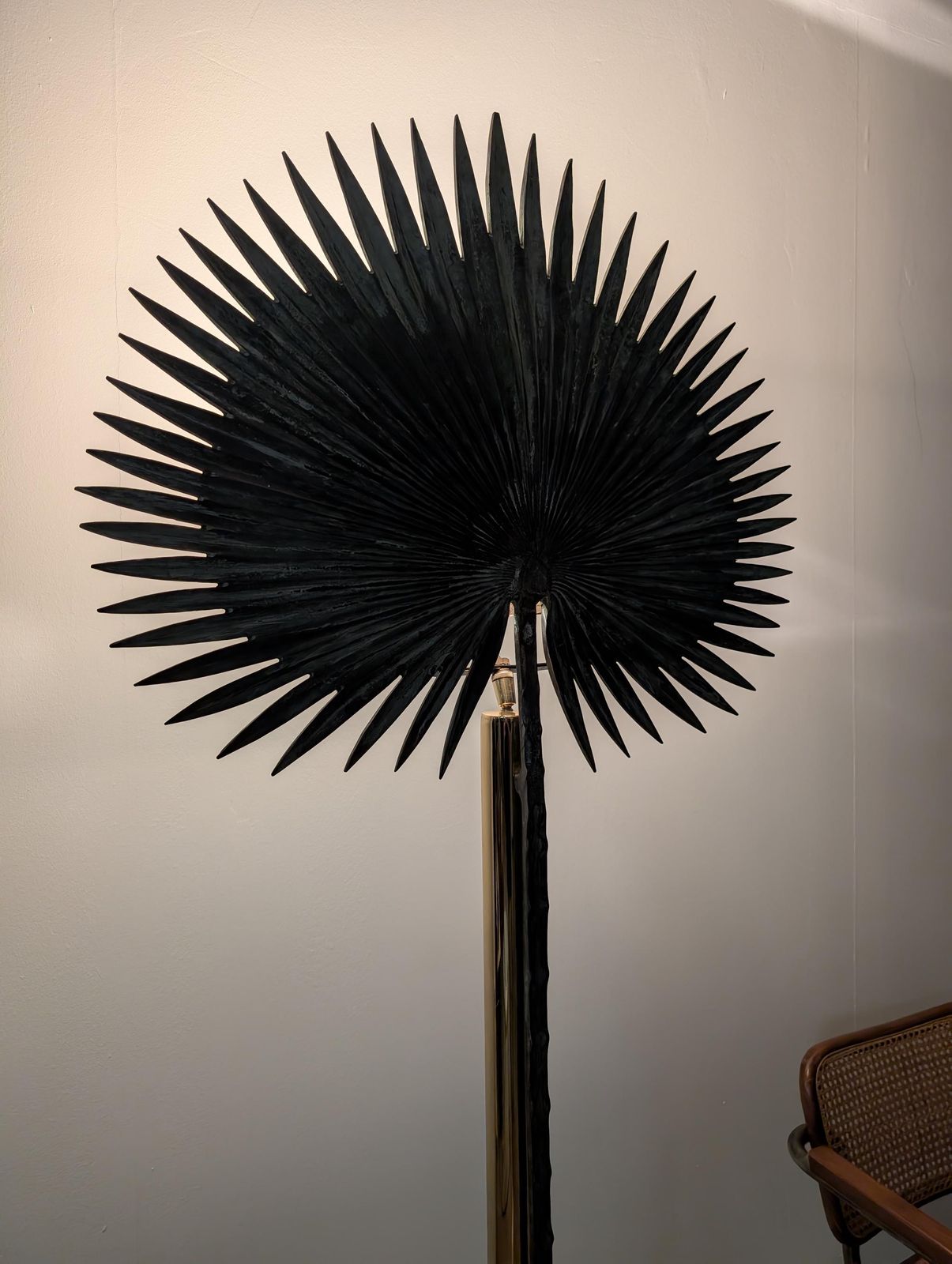 Lampadaire sculptural Valenti en bronze et laiton, feuille de palmier, années 1970 photo Luminaires