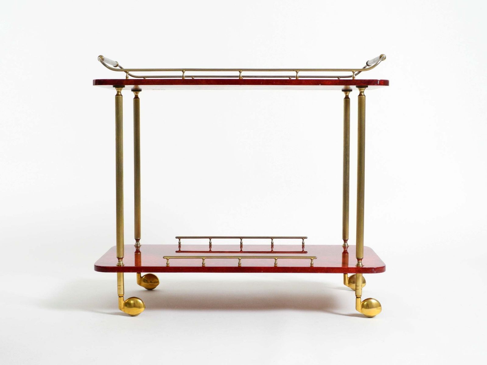 Chariot de service et bar Aldo Tura en peau de chèvre rouge, Italie, années 1960 photo furniture