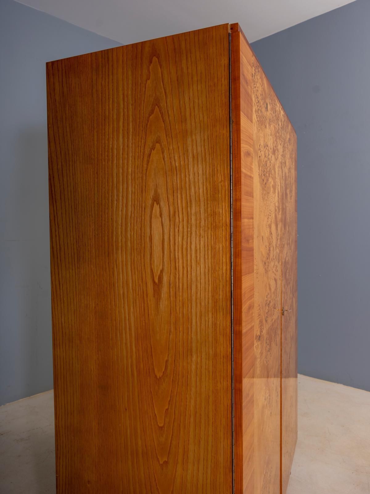 Vintage Mid-Century Kledingkast, Wortelhoutfineer, Tsjecho-Slowakije, 176 × 116 × 58 cm photo Meubels