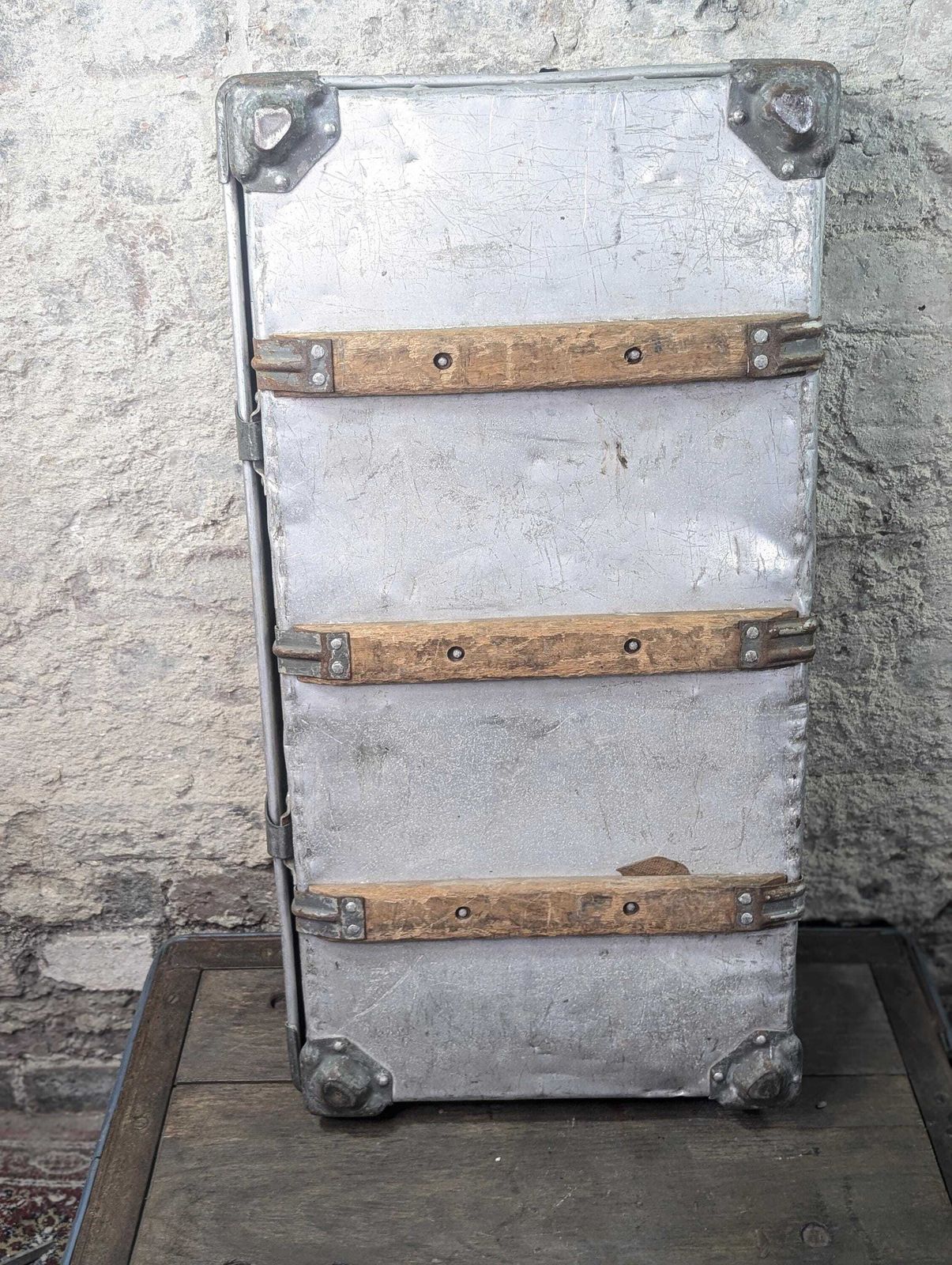 photo furniture Vintage British Railways Collico aluminium transitkoffer, industriële spoorweg opslagkist