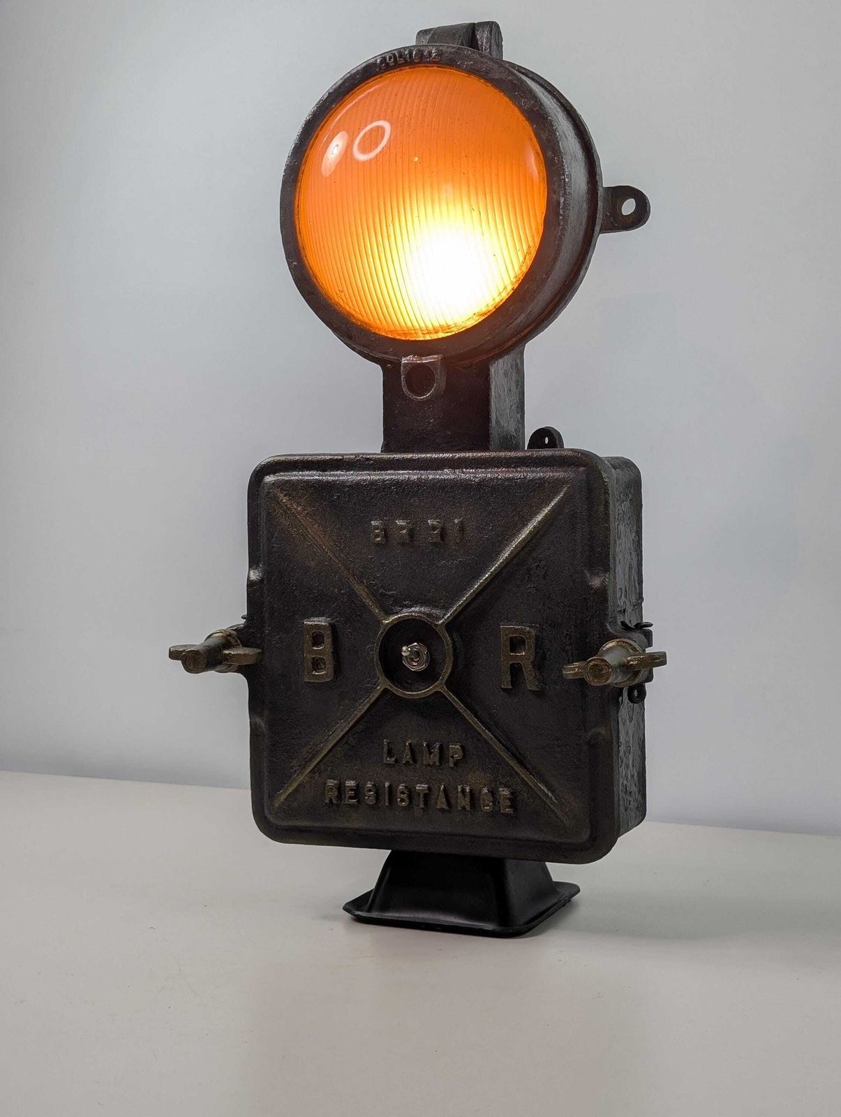 Verlichting Vintage British Railways BR Lamp Resistance Box, omgebouwde gietijzeren industriële tafellamp photo