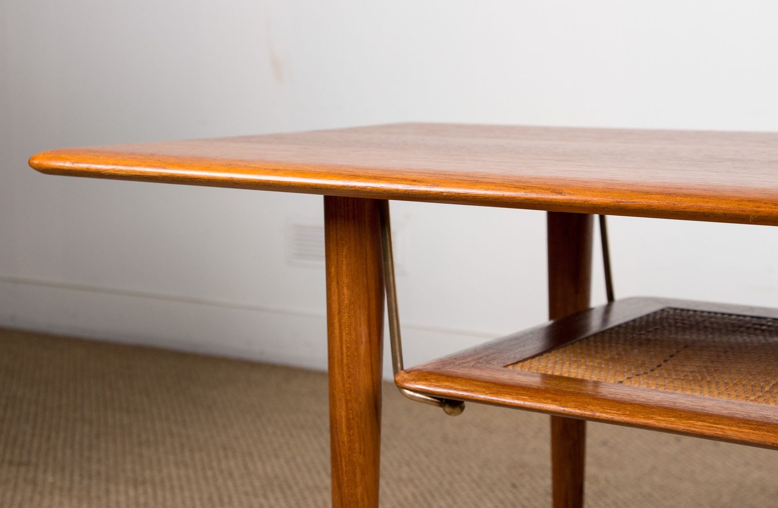 photo furniture Table basse danoise à deux plateaux en teck et cannage, modèle FD 516, par Peter Hvidt et Orla Mølgaard pour France & Søn, 1965.