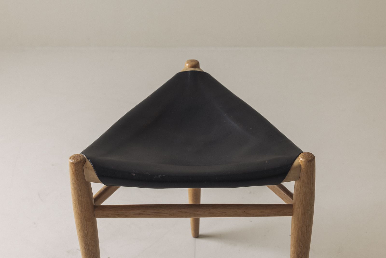 photo furniture Zeldzame driepootkruk in leer van Uno & Östen Kristiansson voor Luxus, Zweden, jaren 1960