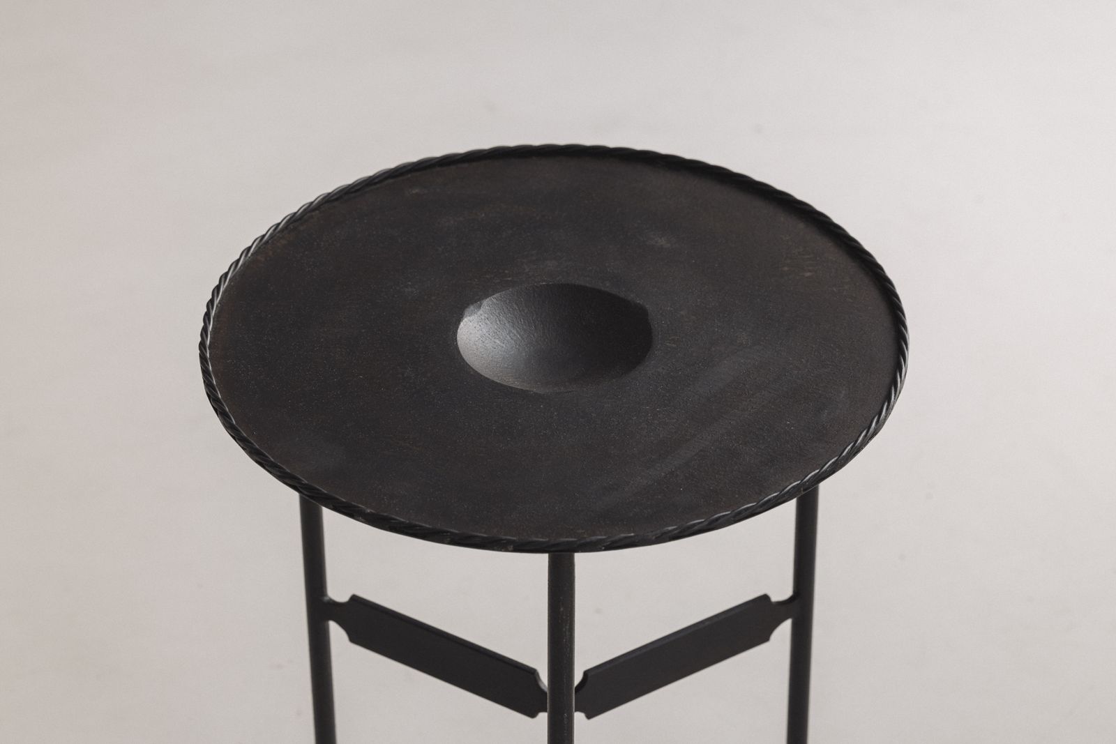 Exceptional French Guéridon Side Table In Patinated Iron, Dating To The 1940s. photo vinterior