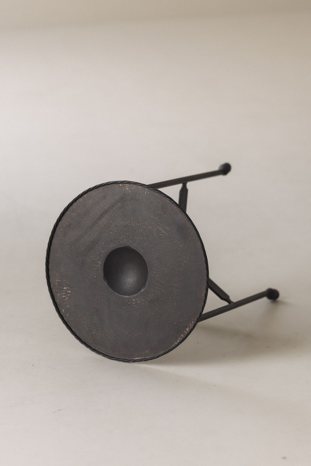 2400.0 Uitzonderlijke Franse guéridon bijzettafel in gepatineerd ijzer, ca. jaren 1940. photo