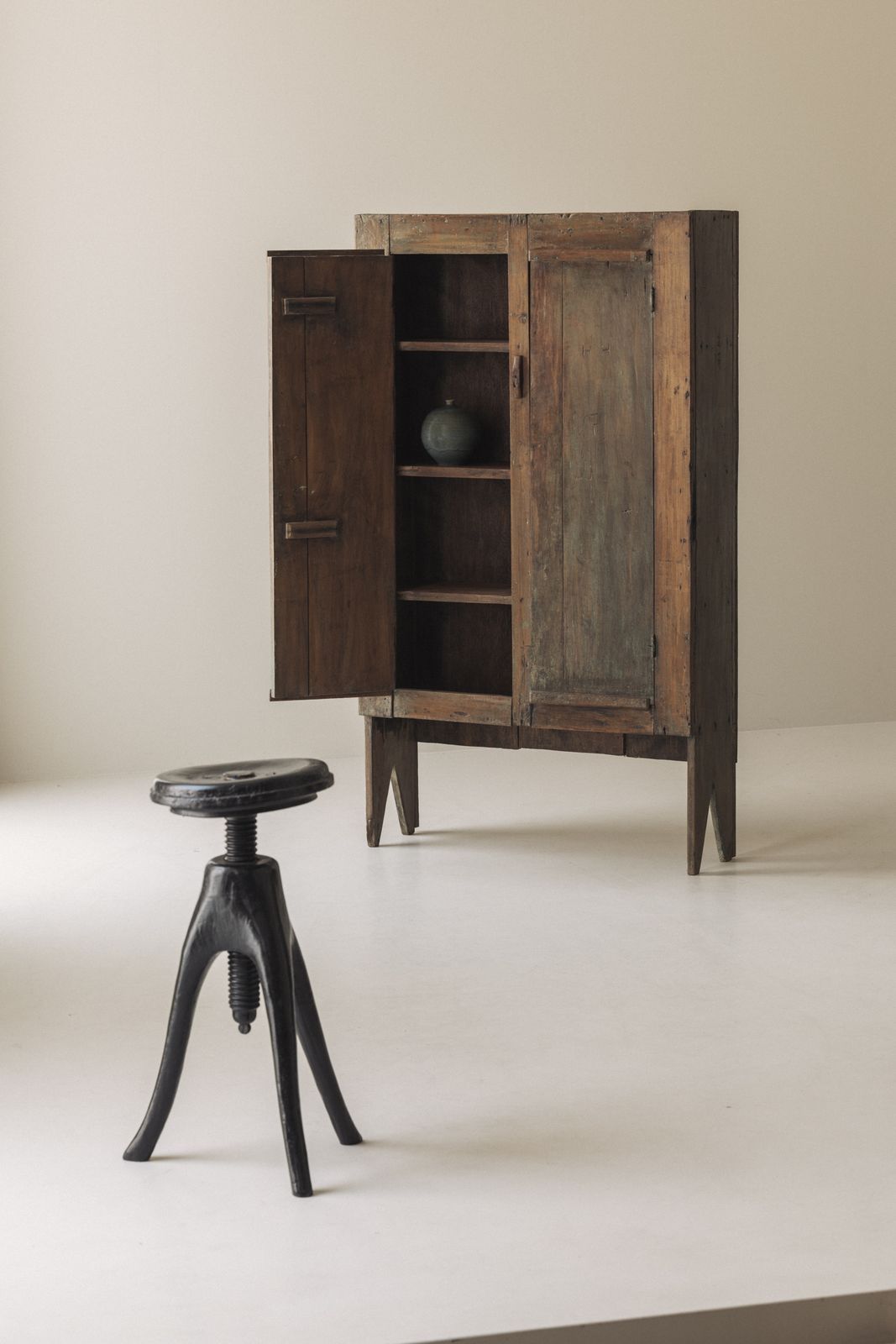photo furniture Danish Organic Tripod Stool With Adjustable Seat, Early 20th Century.