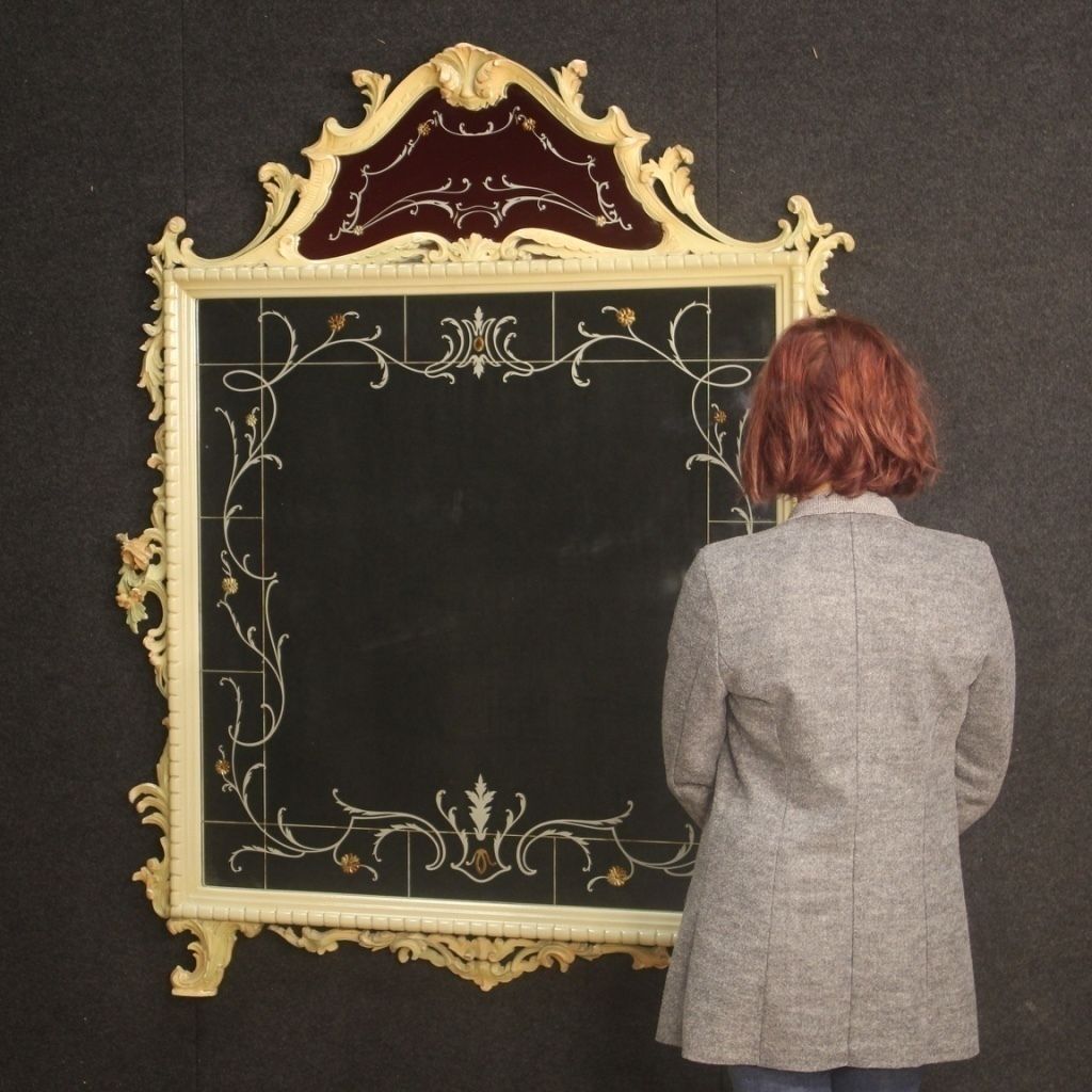 Italiaanse gelakte spiegel met bloemdecoraties, 20e eeuw photo furniture