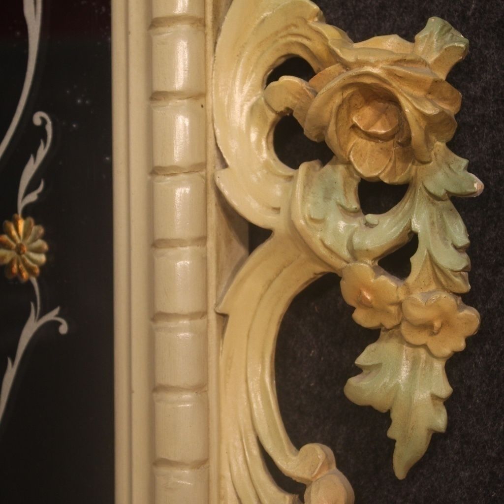 Woonaccessoires Italiaanse gelakte spiegel met bloemdecoraties, 20e eeuw photo