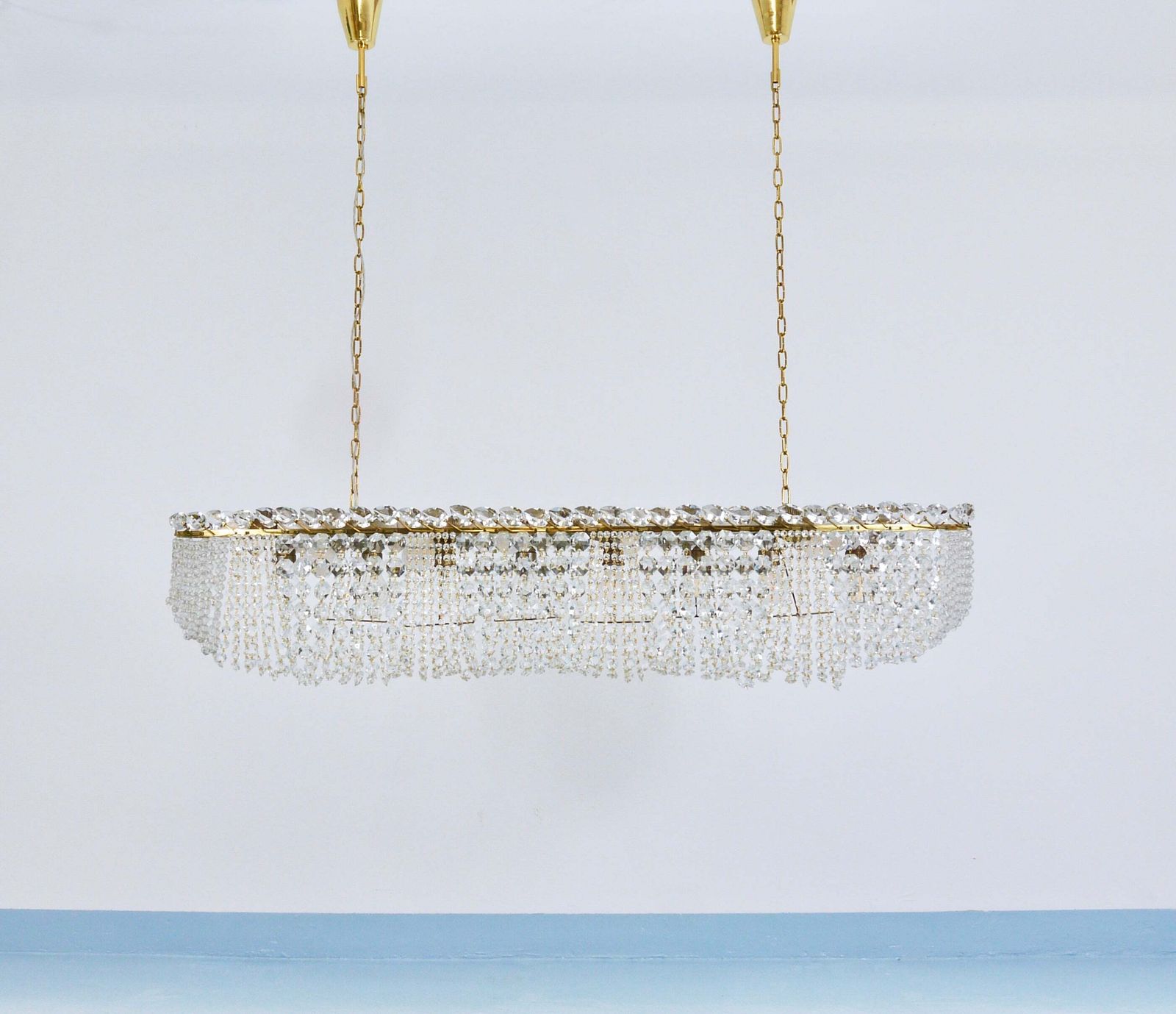 J.T. Kalmar Josef Frank 58" Zeppelin kristallen en messing hanglamp, Wenen, ca. jaren 1950 photo furniture