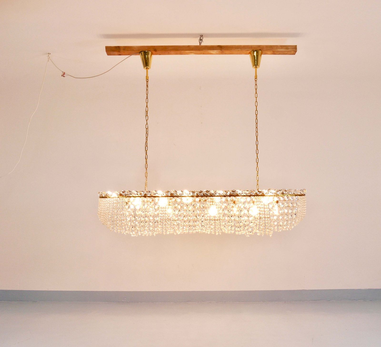 J.T. Kalmar Josef Frank 58" Zeppelin kristallen en messing hanglamp, Wenen, ca. jaren 1950 photo for sale