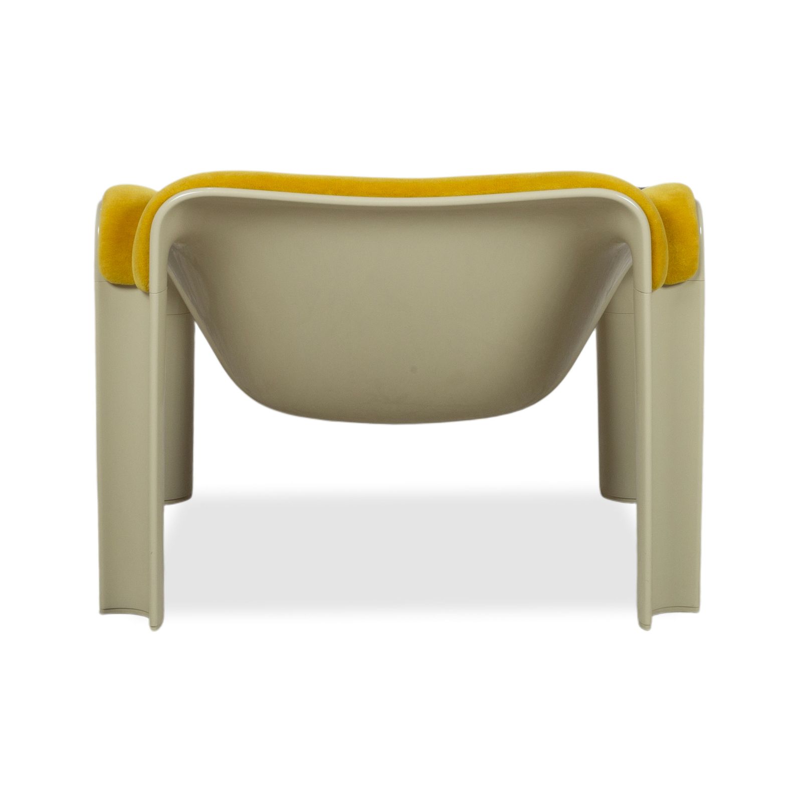 photo for sale Fauteuil Gubi F300 en tissu jaune, coque crème