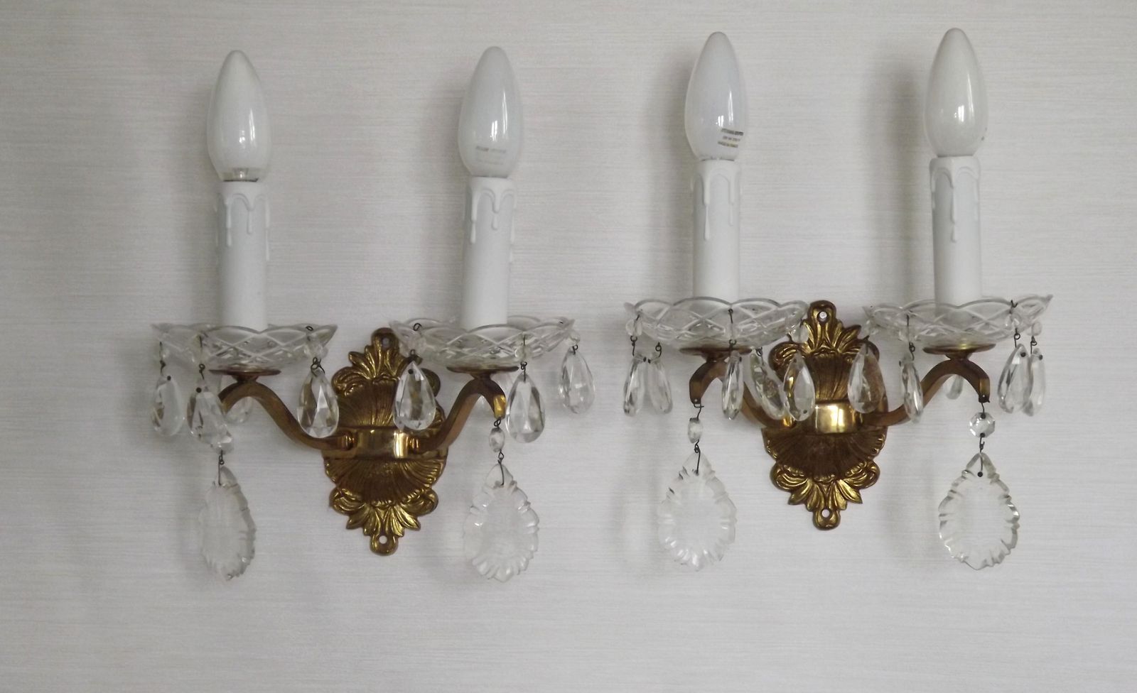 Paire d'appliques doubles vintage françaises en laiton et cristal, avec bobèches en verre taillé