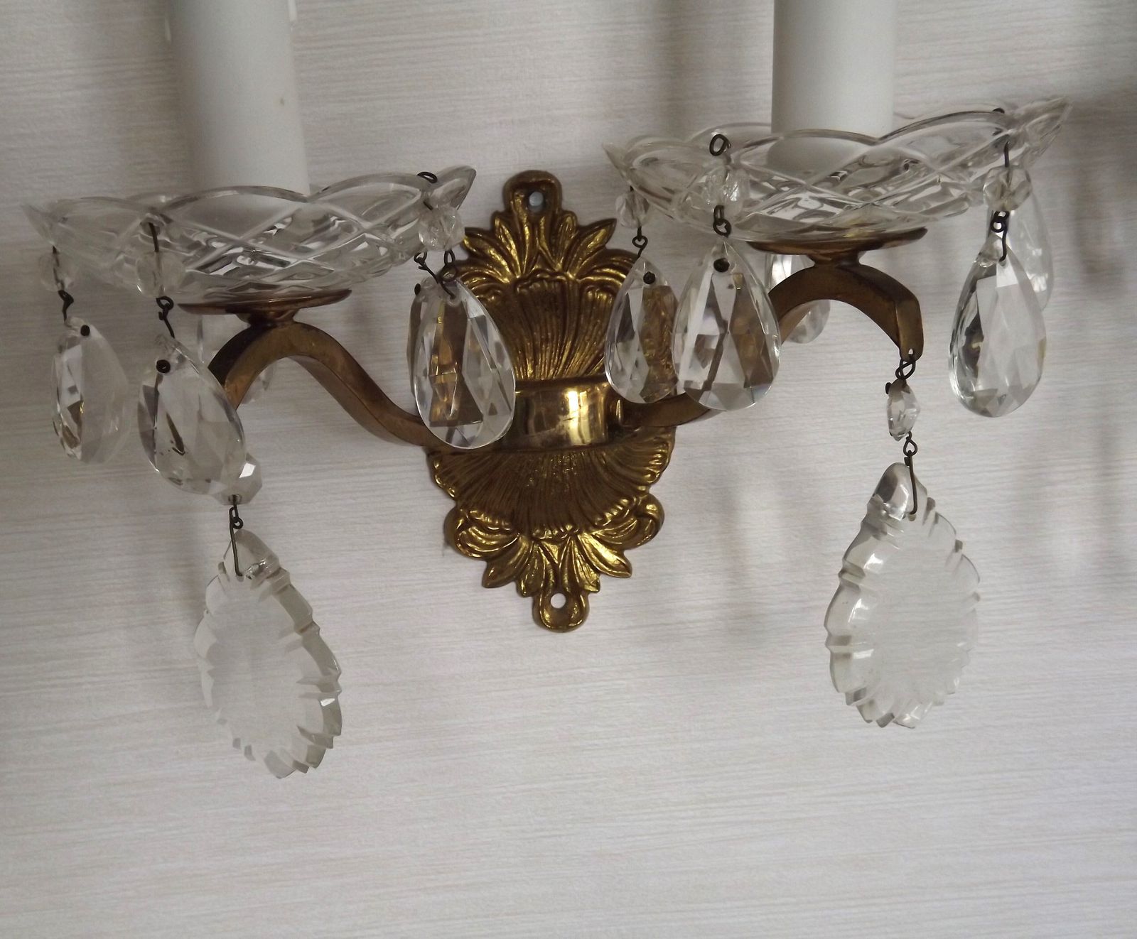 photo furniture Paire d'appliques doubles vintage françaises en laiton et cristal, avec bobèches en verre taillé
