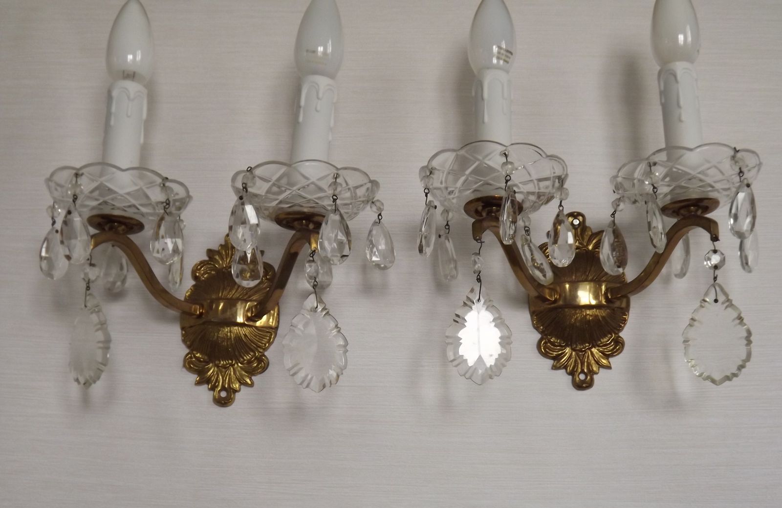 Luminaires Paire d'appliques doubles vintage françaises en laiton et cristal, avec bobèches en verre taillé photo