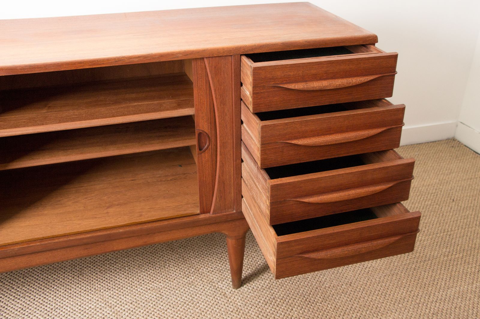 Grande enfilade danoise en teck, modèle U15, par Johannes Andersen pour Uldum Møbelfabrik, 1966. photo furniture