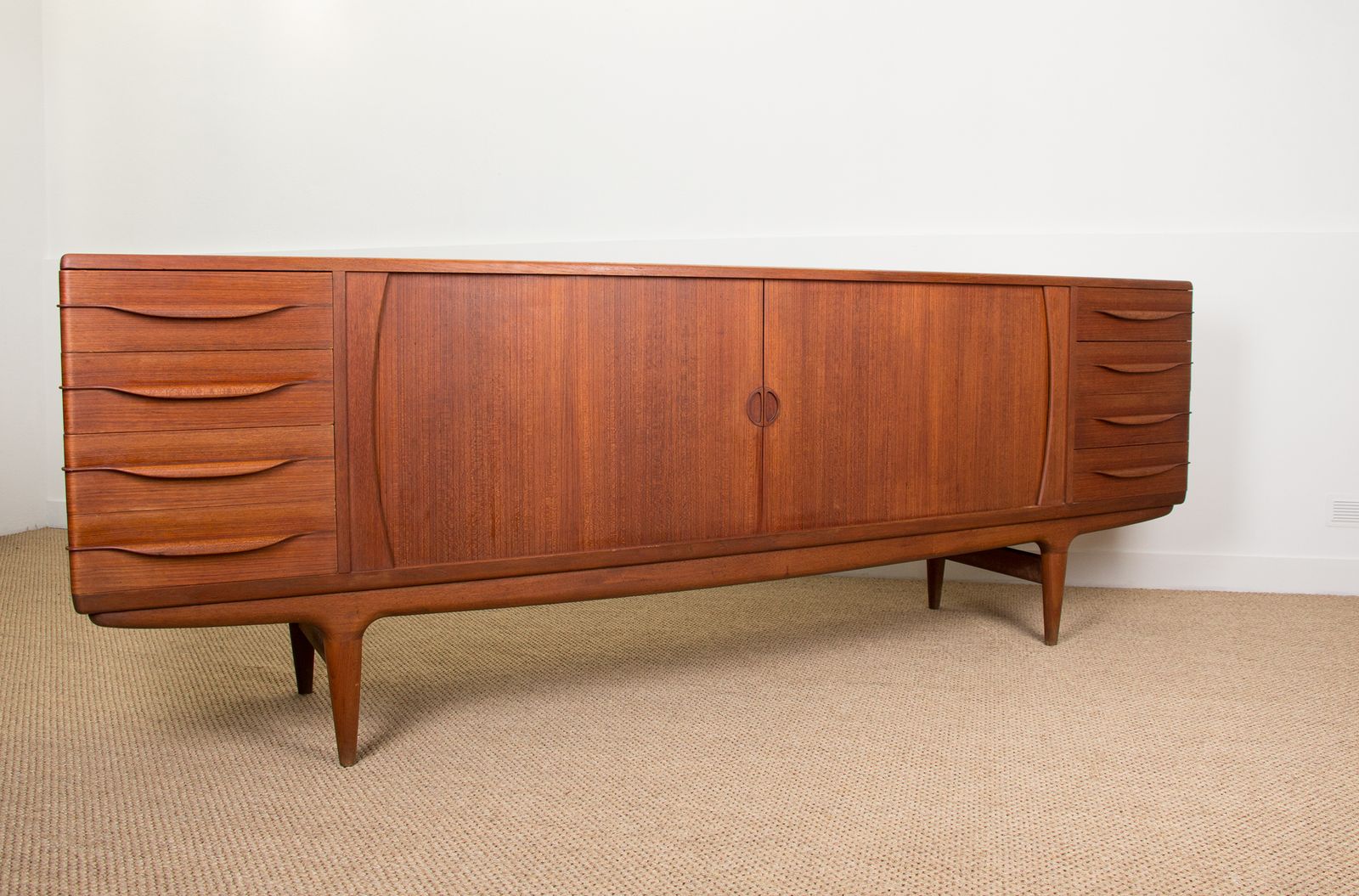 photo furniture Grande enfilade danoise en teck, modèle U15, par Johannes Andersen pour Uldum Møbelfabrik, 1966.