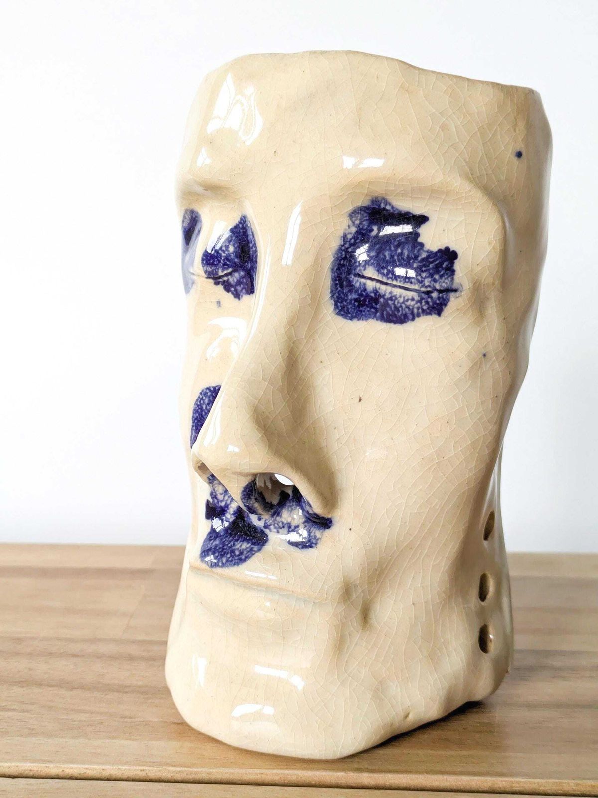 photo vinterior Vintage Studio Pottery Gezichtsmasker Wandhanger Vaas Sculptuur of Pennenhouder, Gesigneerd door Kunstenaar