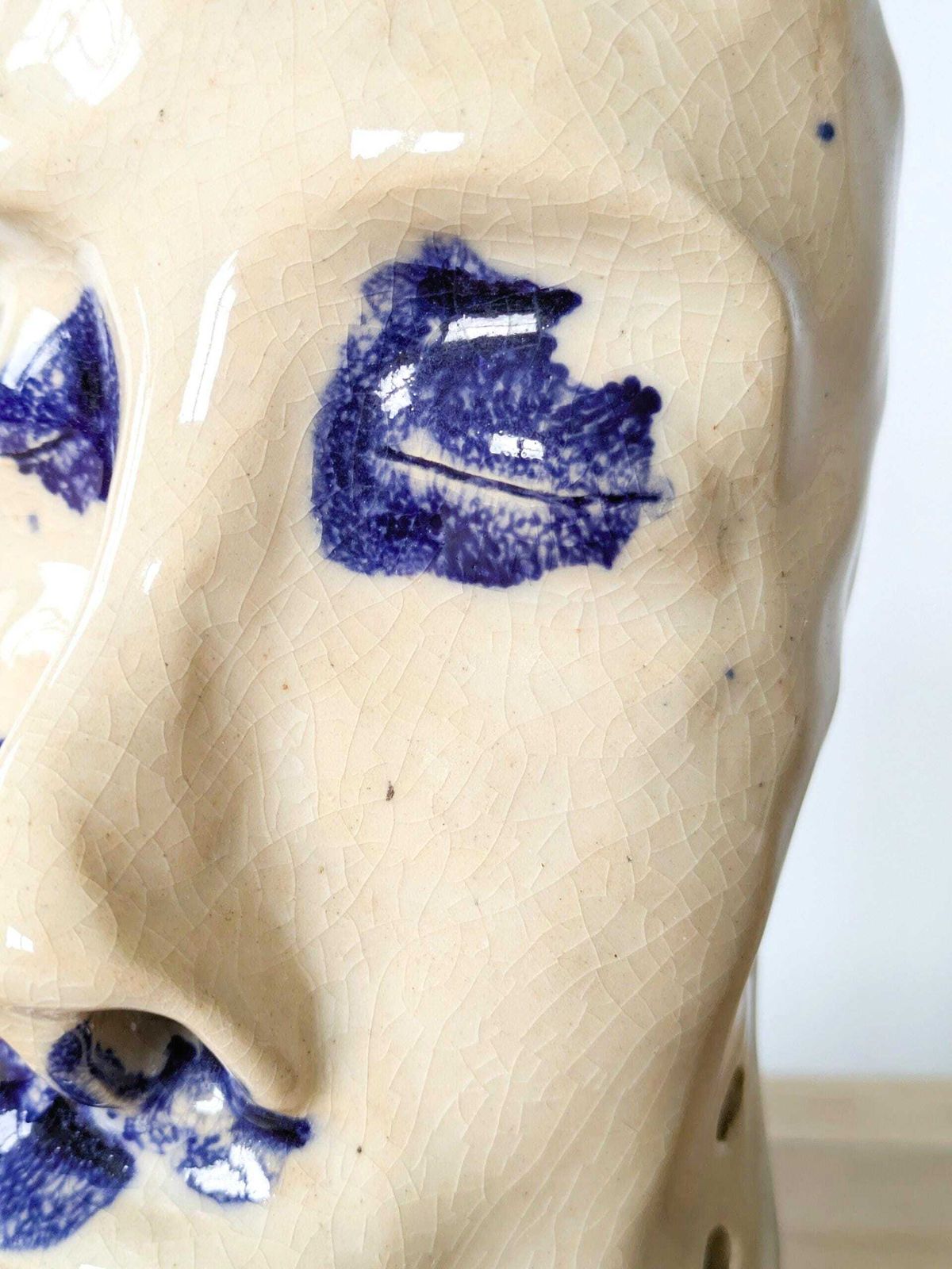 photo buy Vintage Studio Pottery Gezichtsmasker Wandhanger Vaas Sculptuur of Pennenhouder, Gesigneerd door Kunstenaar