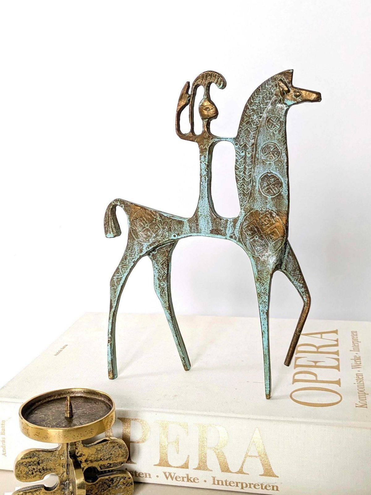 photo furniture Vintage Messing Etruskische Krijger te Paard Sculptuur jaren 1970 Brutalist Verdigris
