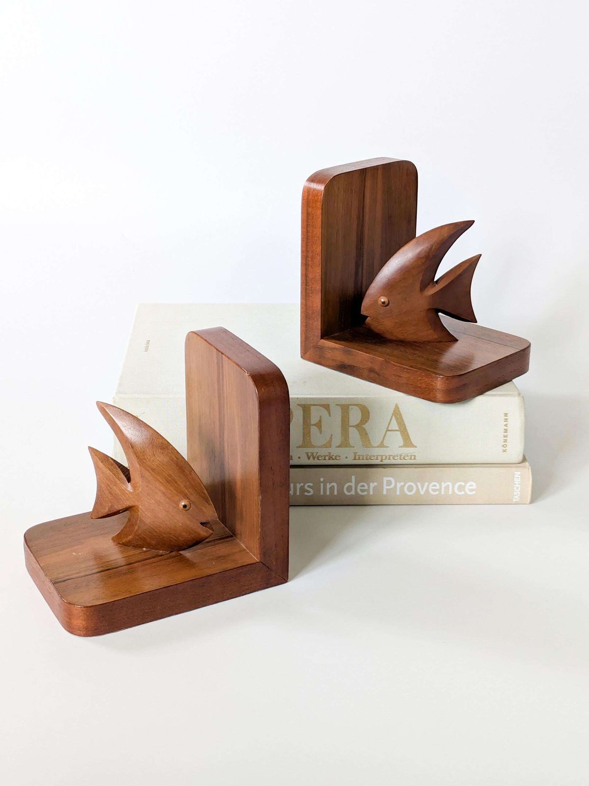 Vintage jaren 1960 MCM Teak Fish Bookends Pair Carved Wood Angelfish Bookshelf Decor