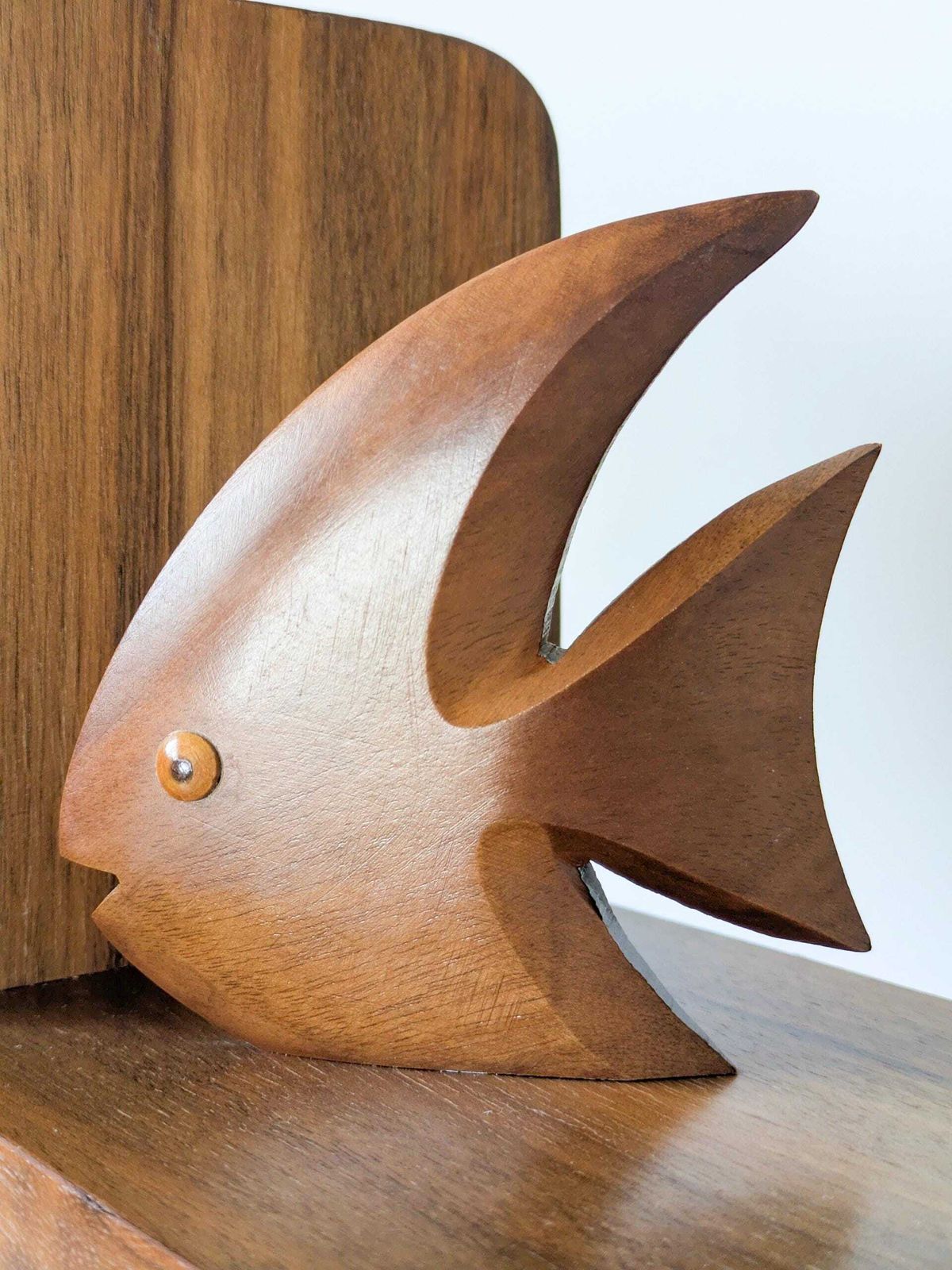 photo for sale Vintage jaren 1960 MCM Teak Fish Bookends Pair Carved Wood Angelfish Bookshelf Decor