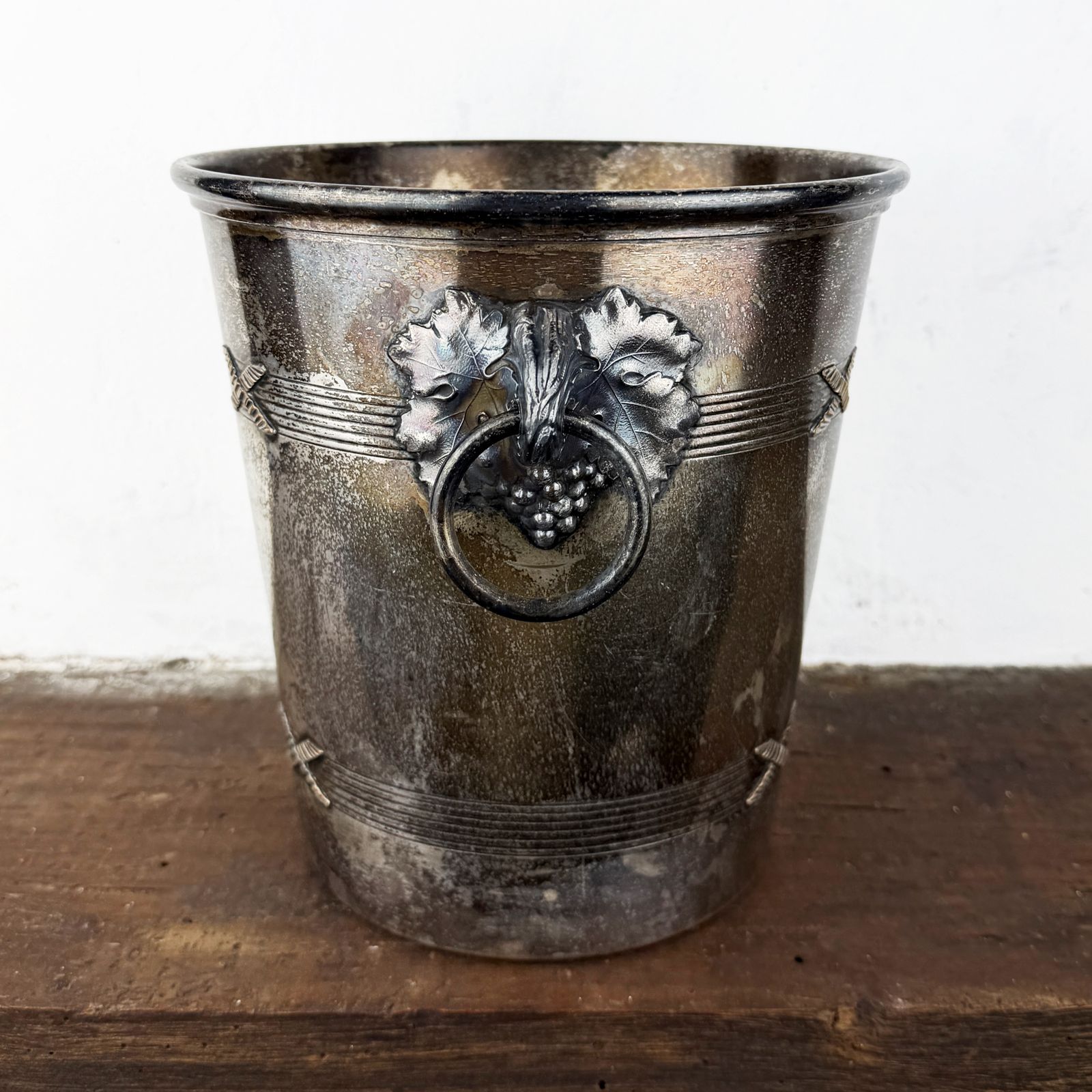 Antieke verzilverde champagnekoeler, Agrit Paris Franse wijnkoeler photo vinterior