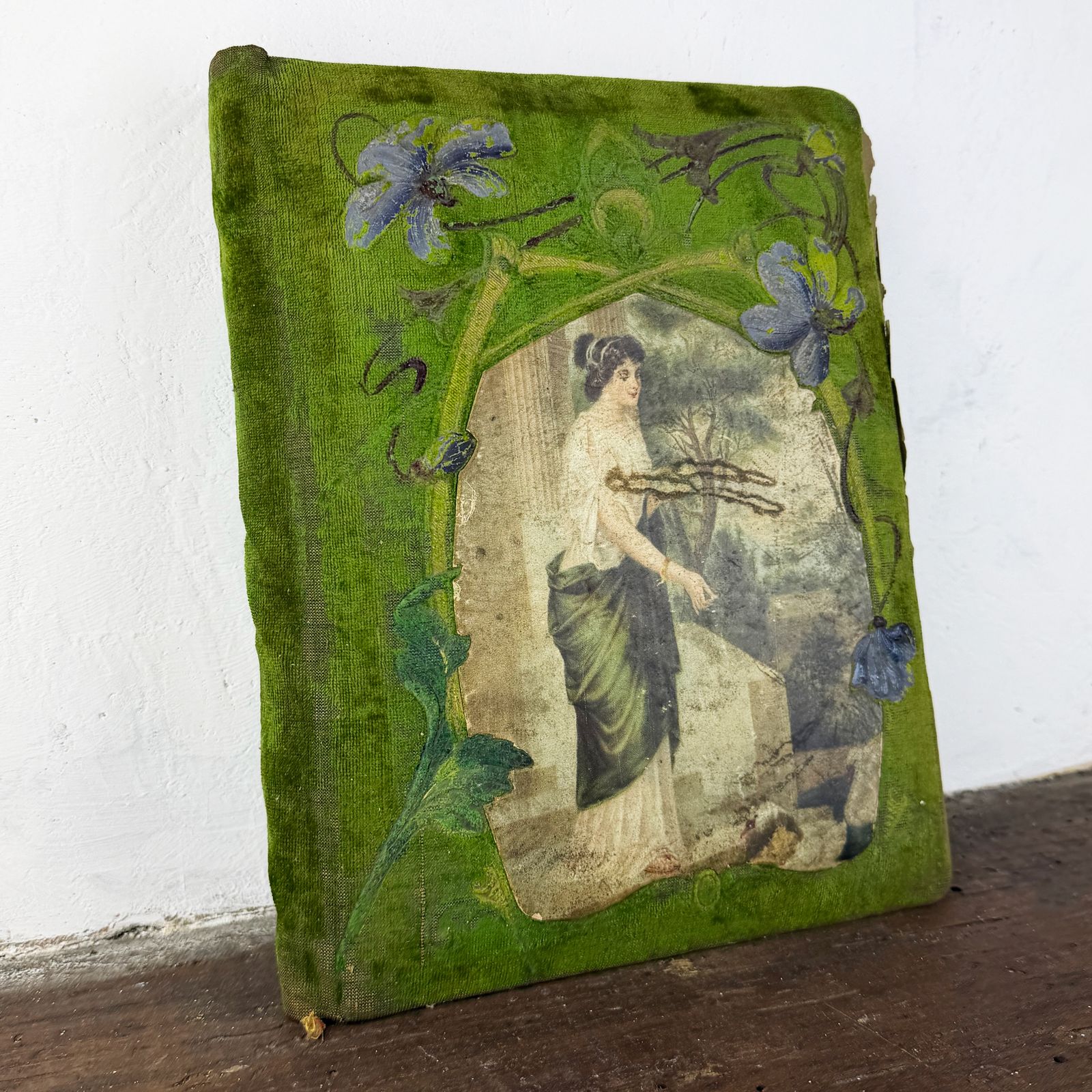 Frans Art Nouveau fotoalbum, groen fluwelen foto- en ansichtkaartalbum, Belle Époque geheugenboek, ca. 1900 photo for sale
