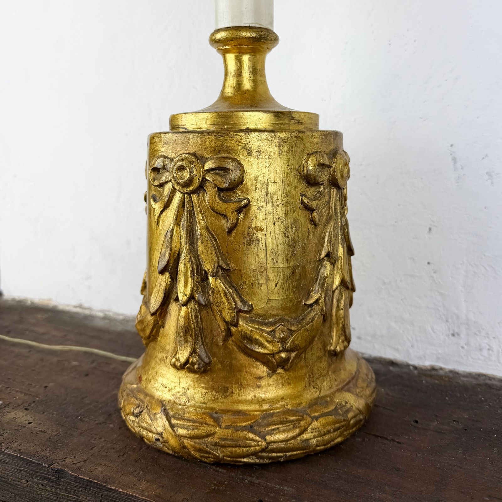 photo for sale Vintage Toscaanse tafellamp, 19e eeuw, gesneden hout, architecturaal sloopmateriaal