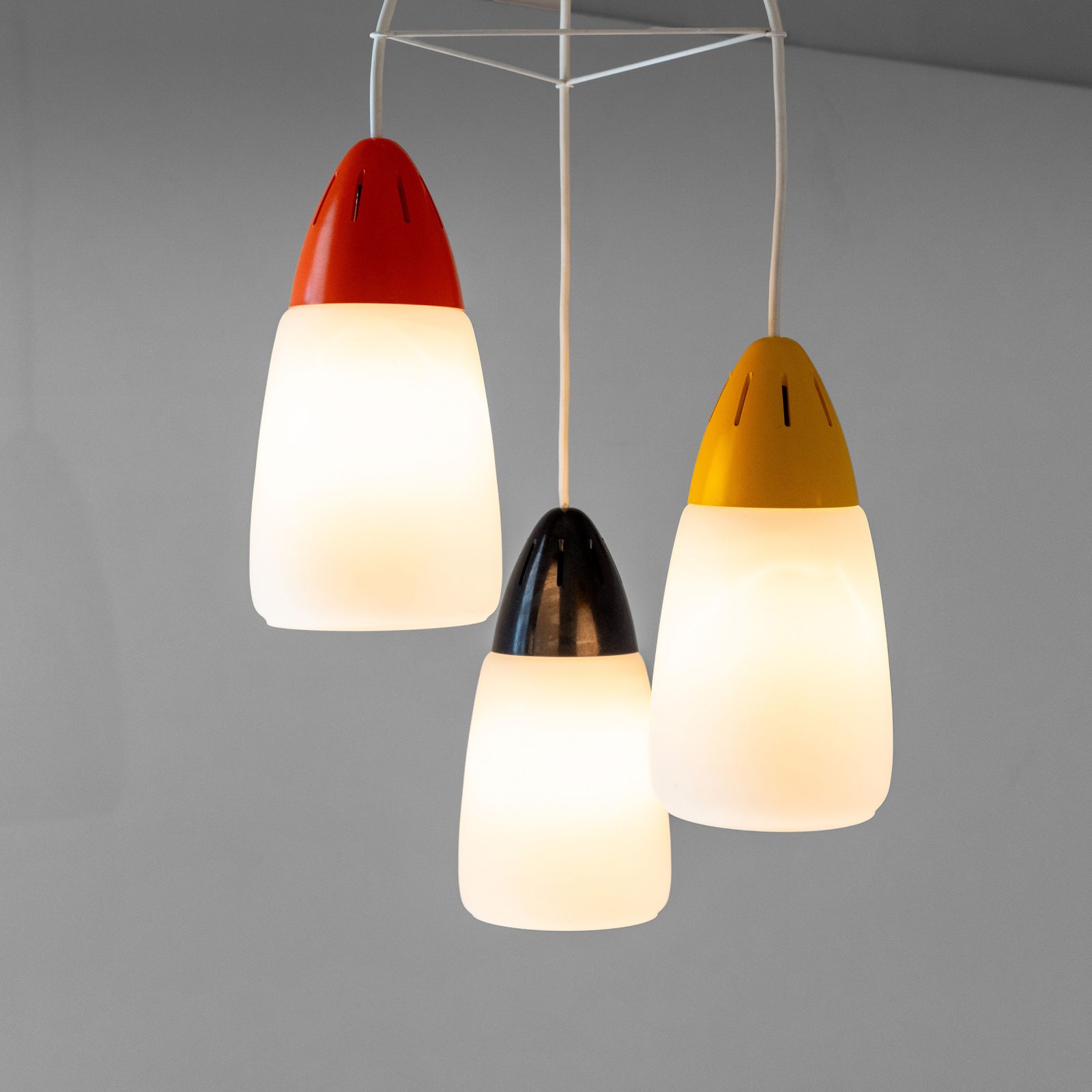 Postmodern hanglamp met 3 lichtpunten in opaalglас en ijzer, Stilnovo-stijl photo 800.0