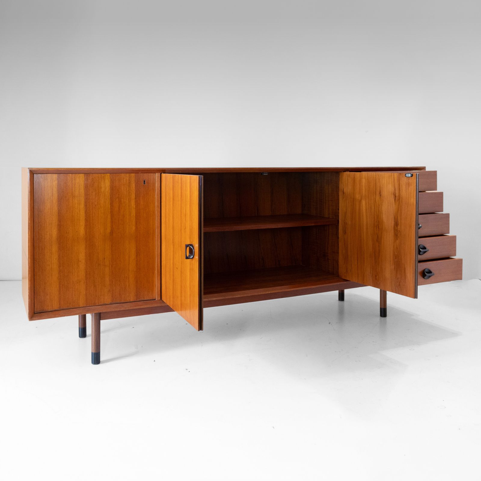 Mid Century Modern Teak Dressoir van George Coslin voor Faram, Italië, jaren 1960 photo Meubels