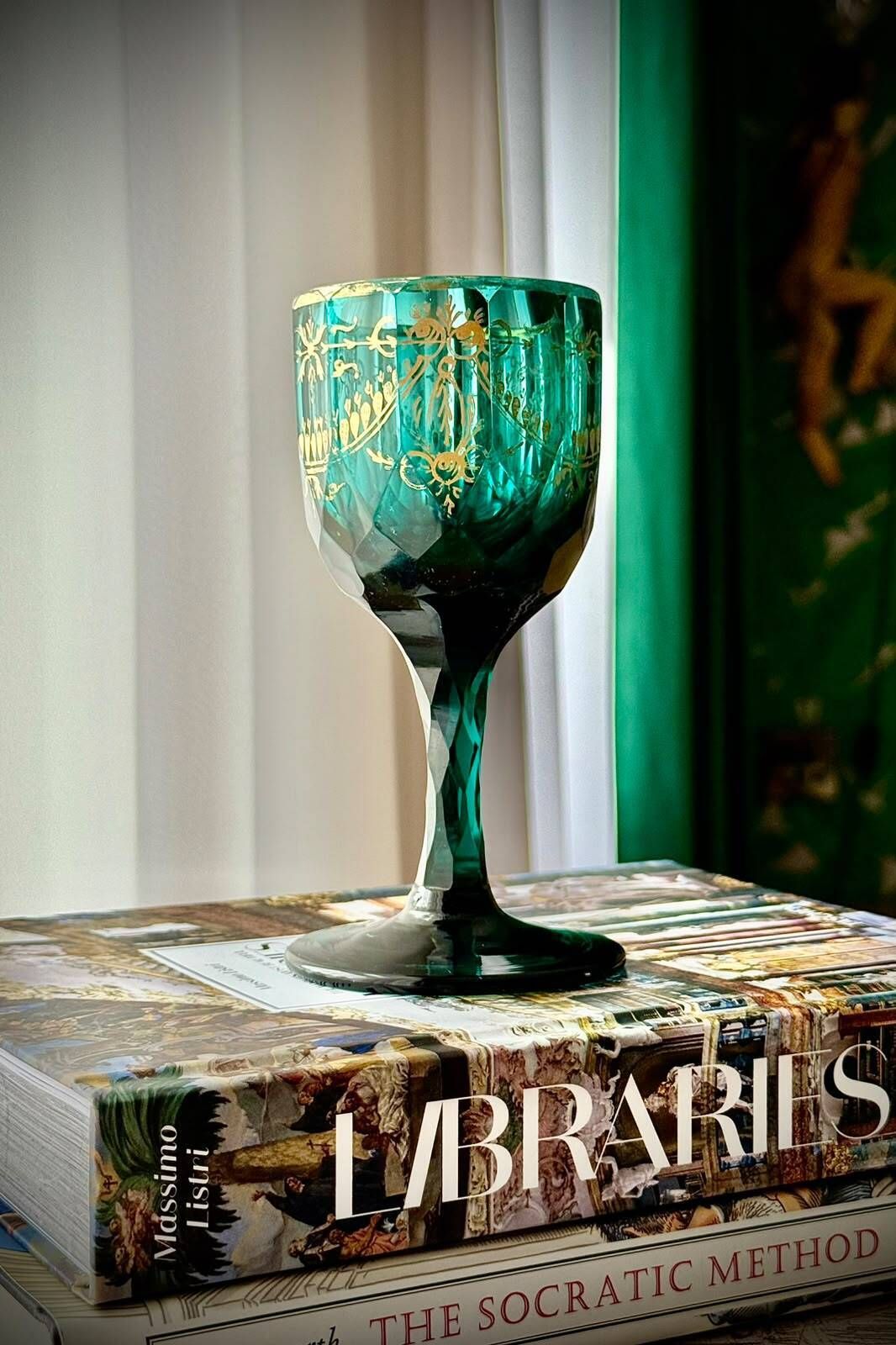 Set van zes groene en vergulde bokalen van de Russische Keizerlijke Glasfabriek, St. Petersburg, ca. 1800-1810 photo vinterior