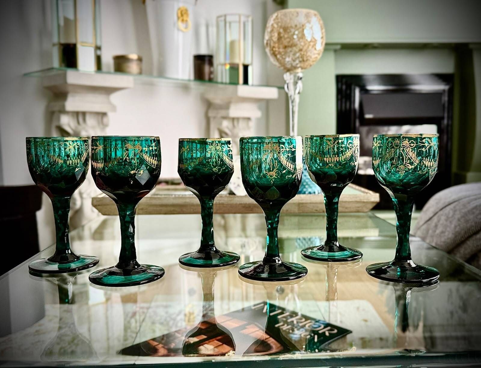 photo vinterior Set van zes groene en vergulde bokalen van de Russische Keizerlijke Glasfabriek, St. Petersburg, ca. 1800-1810