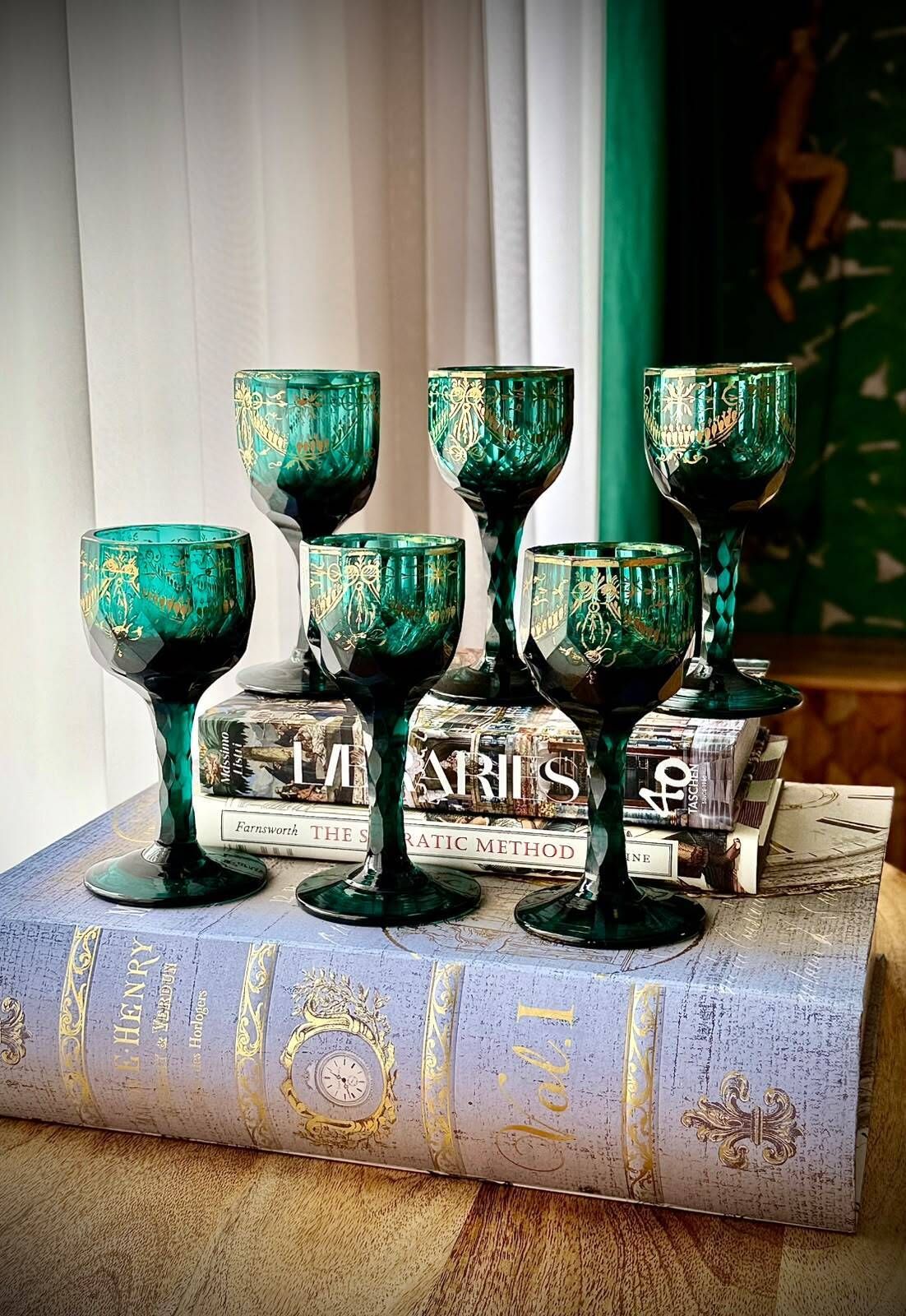 photo vintage Set van zes groene en vergulde bokalen van de Russische Keizerlijke Glasfabriek, St. Petersburg, ca. 1800-1810