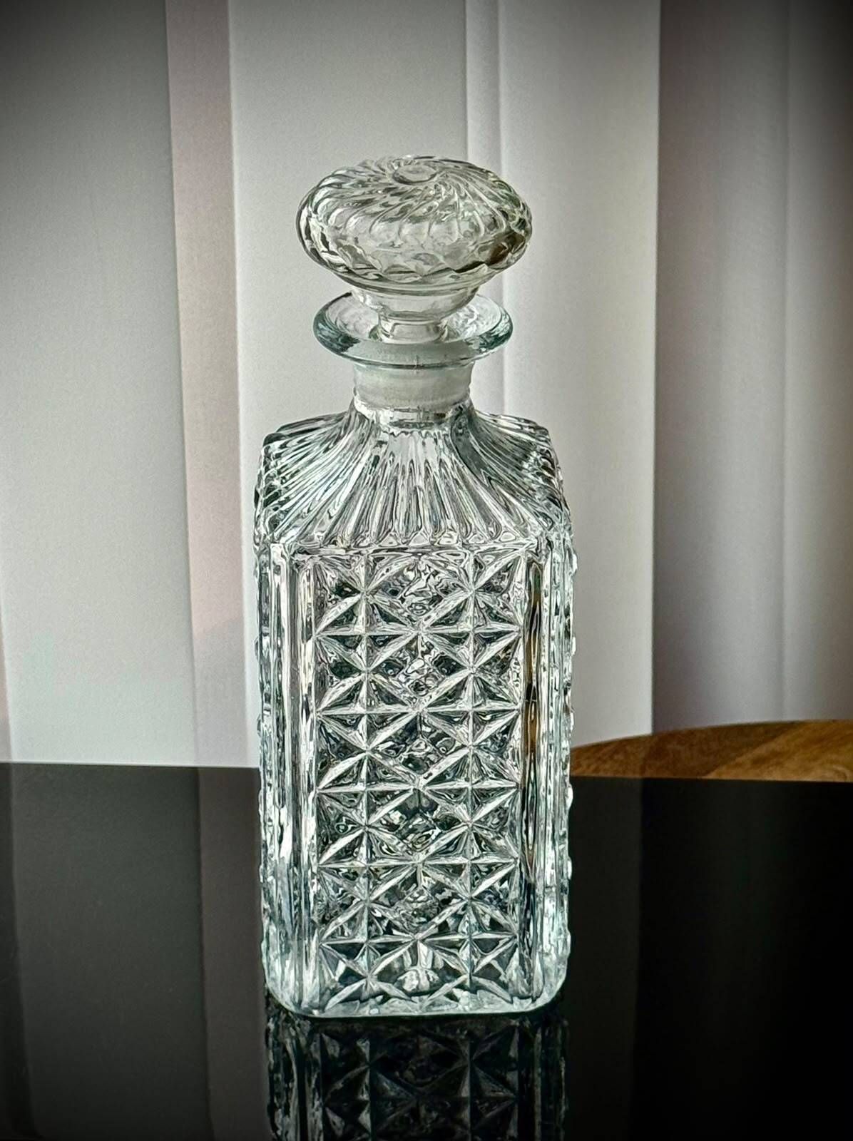 65.0 Vintage Zwaar Geperst Glas Whiskykaraf Met Vervangende Stop photo