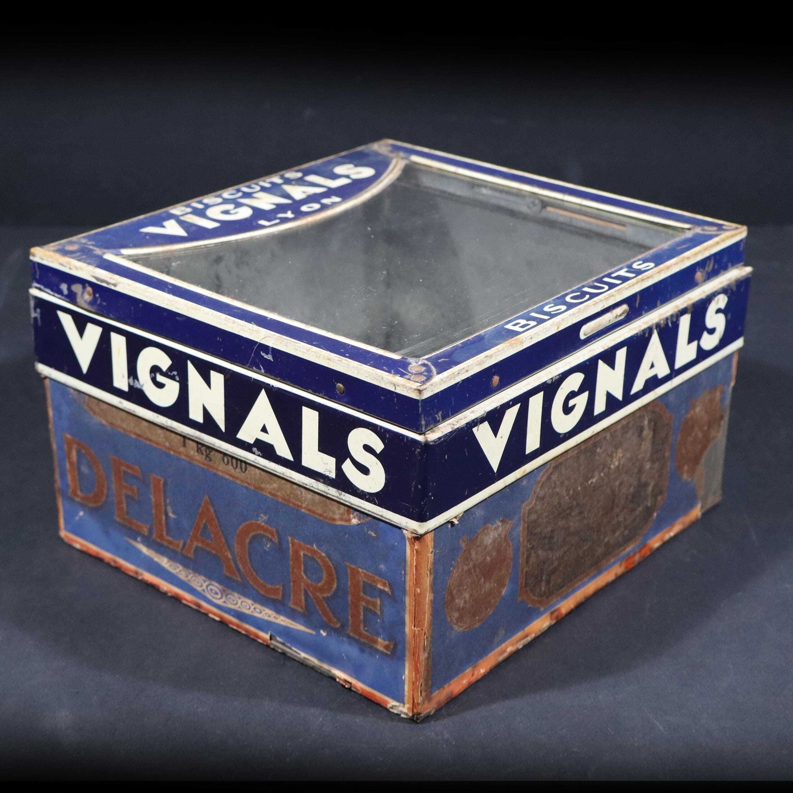 Antieke Franse reclamedoos van blik met venster, Vignals Biscuit photo for sale