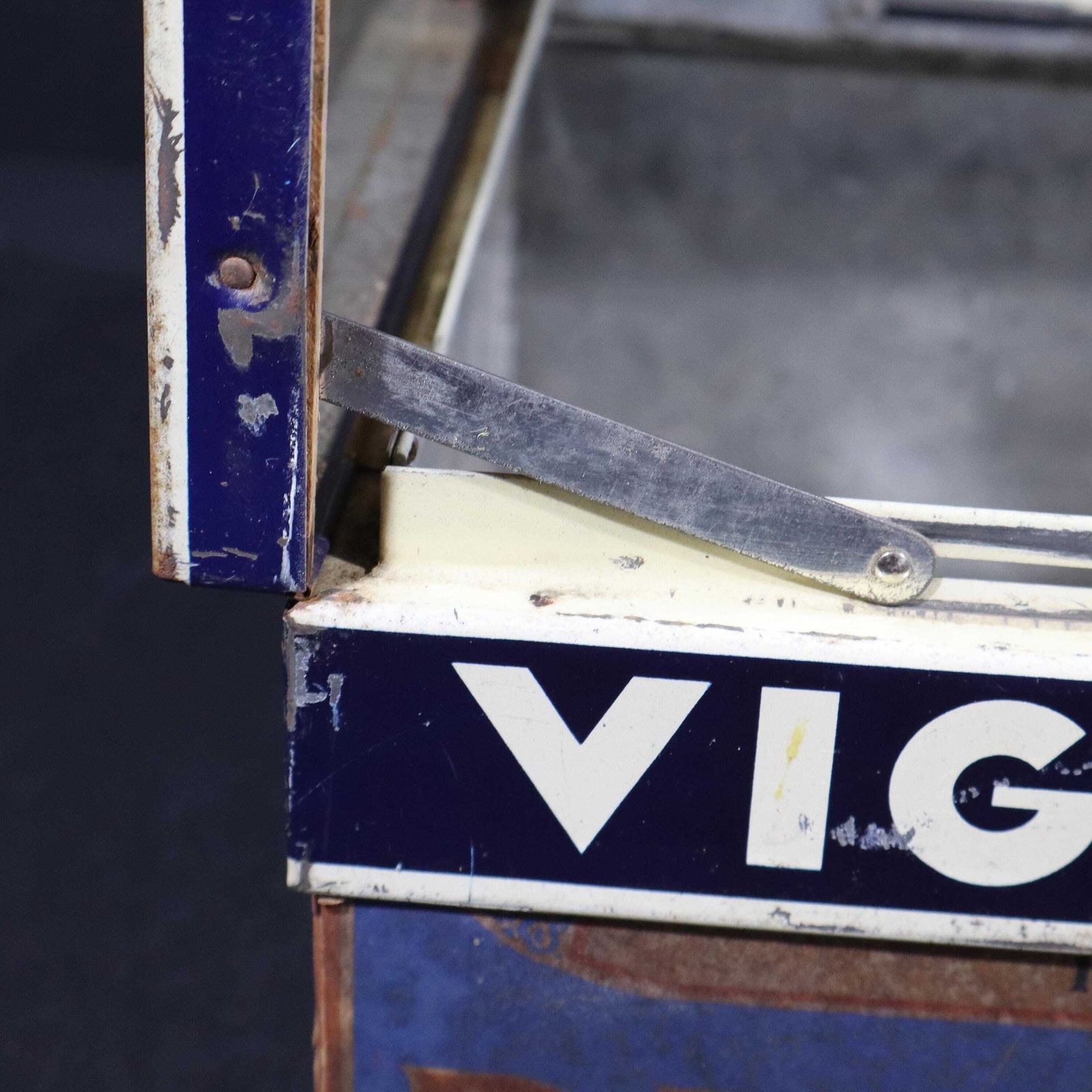 Antieke Franse reclamedoos van blik met venster, Vignals Biscuit photo vinterior
