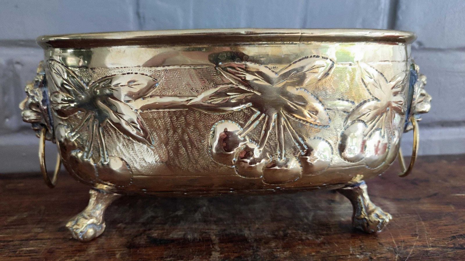 19e-eeuwse Franse repoussé messing kleine jardinière met pootjes photo for sale