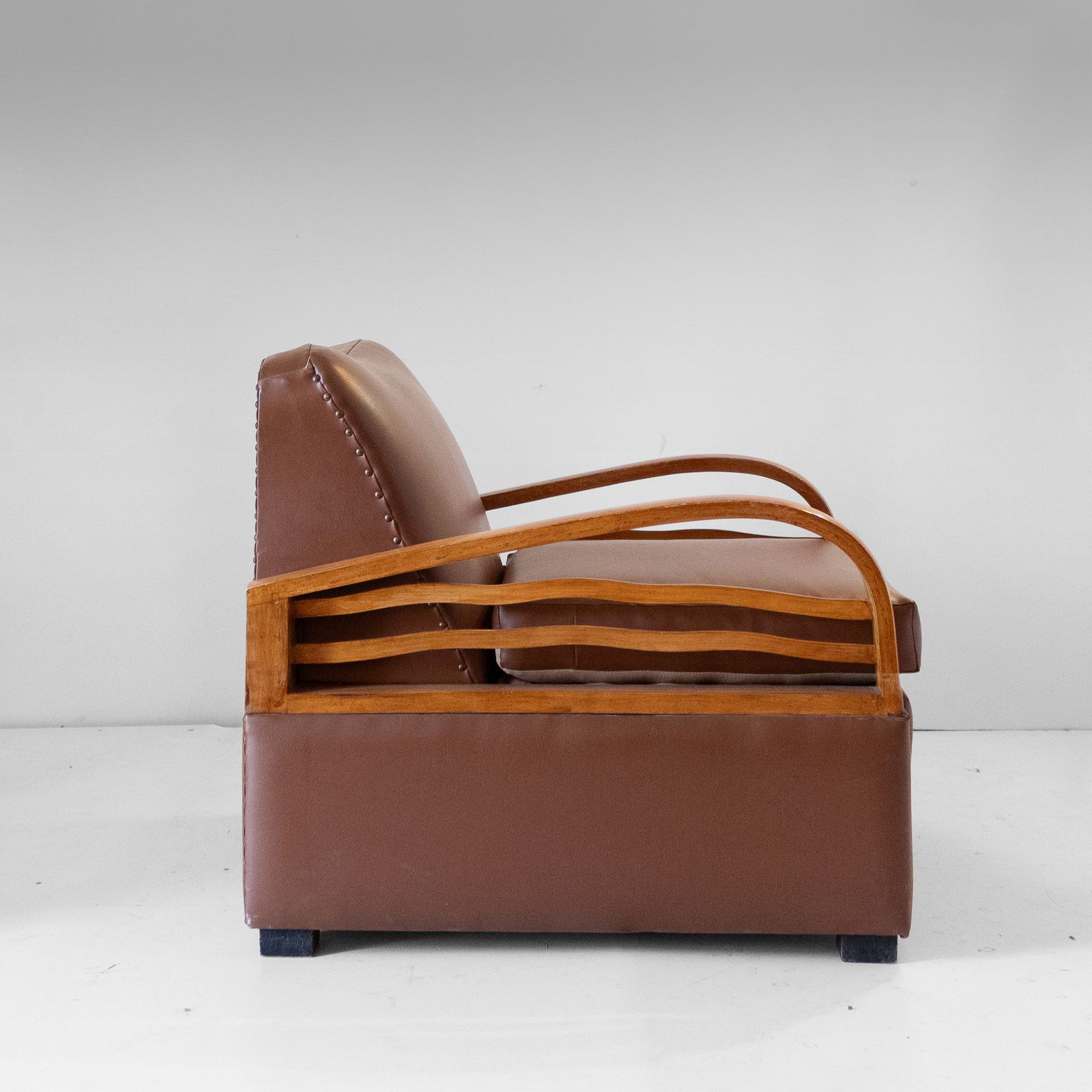Italiaanse art déco opklapbare fauteuil / slaapstoel in bruin imitatieleer, jaren 1920. photo furniture