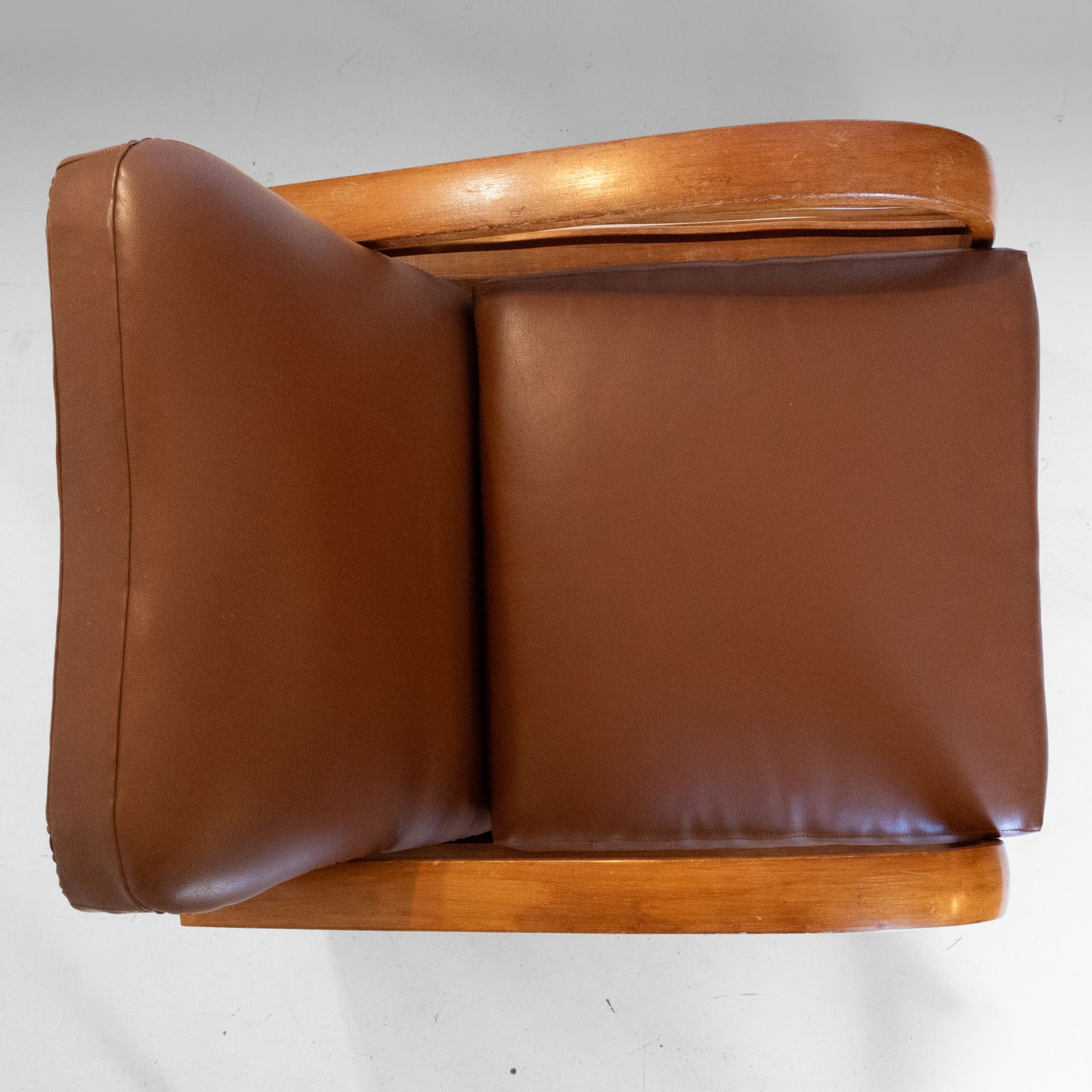 Italiaanse art déco opklapbare fauteuil / slaapstoel in bruin imitatieleer, jaren 1920. photo vintage