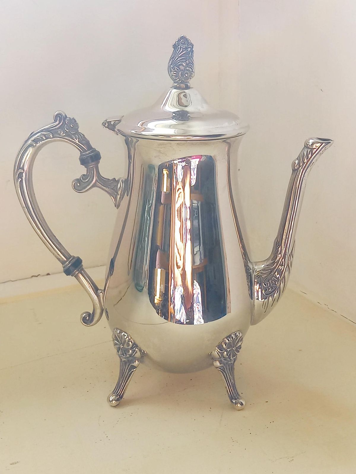 Cafetière en métal argenté, art de la table hôtelier, France photo buy